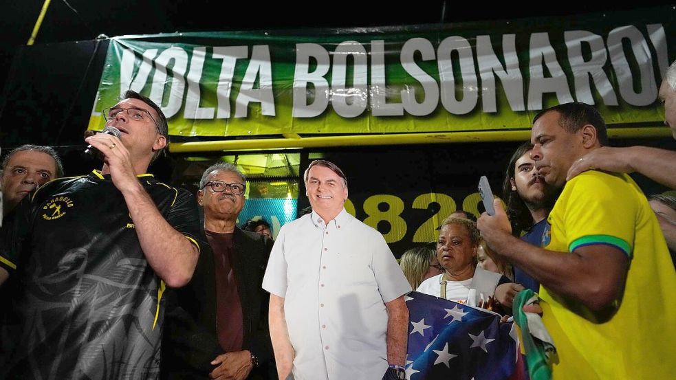 Bolsonaros Sohn Flavio trat bei einer Mahnwache vor dem Haus seines Vaters auf. Foto: Eraldo Peres/AP/dpa