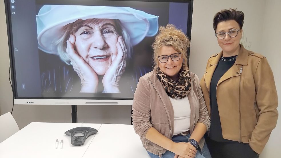 Kathrin Pahl (vorne links) und Silke Pahl gaben mit ihrem Fotoprojekt Seniorinnen und Senioren eine Bühne. Foto: Clarissa Scherzer