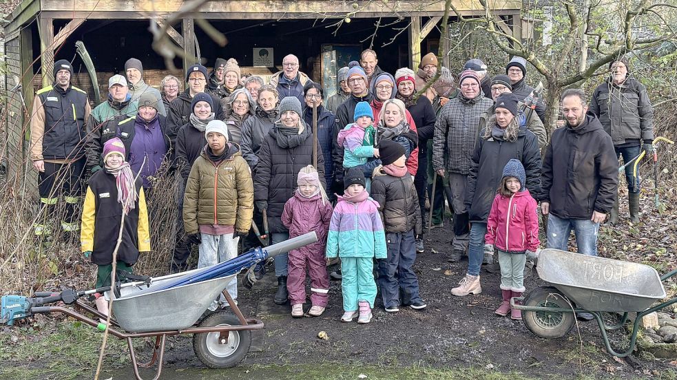 Das Gruppenfoto entstand am Samstagmorgen kurz nach der Begrüßung der freiwilligen Helfer, die Hinnis Naturlehrpfad aufräumen wollten. Foto: Carsten Ammermann