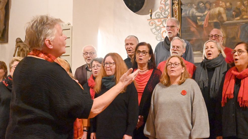 Der Chor bot den Besuchern viel Abwechslung. Gesungen wurden deutsche, englische, russische und auch plattdeutsche Lieder. Foto: Holger Weers