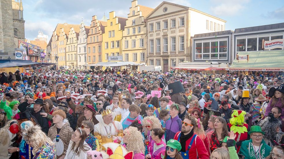 In Osnabrück wird der große Karnevalsumzug Ossensamstag wieder viele Karnevalsfreunde in die Hasestadt locken - wie auf diesem Bild aus dem März 2025. Foto: Steve Weber