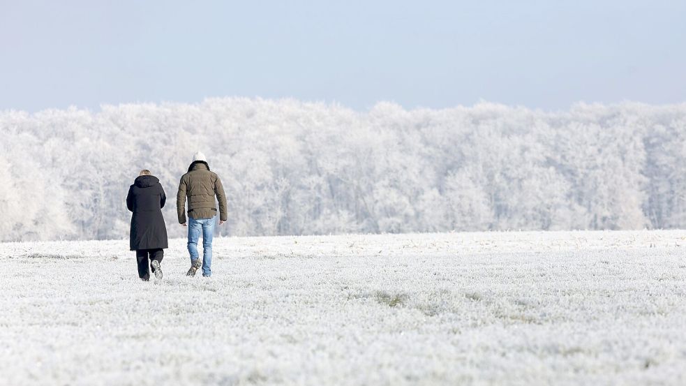 Ab Sonntagnachmittag sollen Niederschläge aufkommen. Vorher zog es manche Spaziergänger noch nach draußen - wie hier bei Sonnenschein auf der Schwäbischen Alb. Foto: Thomas Warnack/dpa