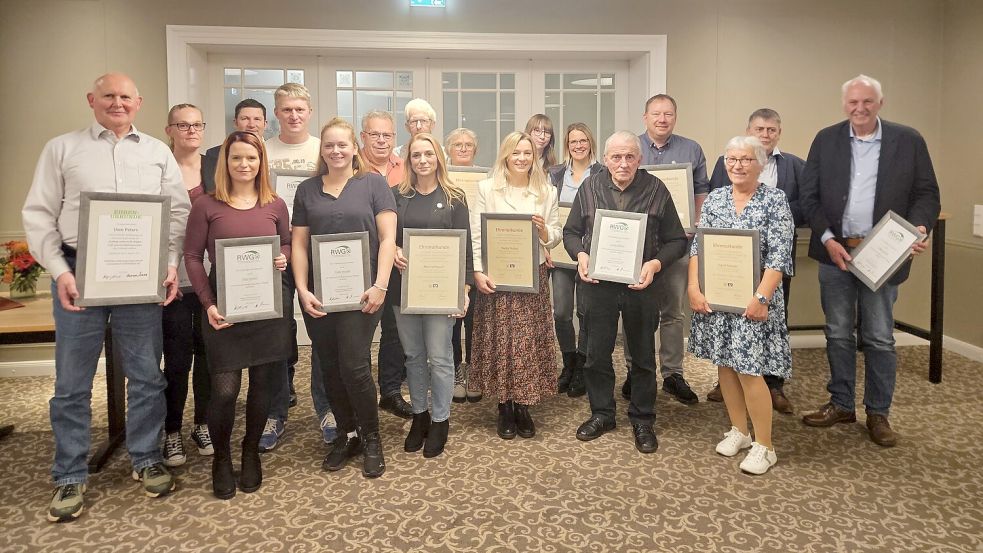 Ehrungen bei der RWG Ammerland-OstFriesland eG (vordere Reihe, von links): Uwe Peters, Katy Wessels, Tomke Brunken, Marina Popoff, Nadja Probst, Gerold Ahlhorn, Ingrid Mandel, Dieter Götting sowie (hintere Reihe, von links) Pia Luckau, Holger Bruhns, Rene Pursche, Ralf Ahlers, Andreas Diekmann, Gisela Schulte, Kerstin Schmidt, Jana Böcker, Andre Wigbers, Bernd Timme. Foto: RWG/ Sabine Aey