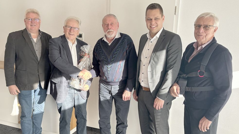 Nach 39 Jahren ehrenamtlicher Tätigkeit als Kassenwart wurde Hermann Hockmann (Mitte) aus dem Vorstand des Denkmalvereins Flachsmeer verabschiedet. Das Bild zeigt (von links) den stellvertretenden Vorsitzenden Matthias Nee, den Vorsitzenden Helmut Collmann, Hermann Hockmann, den neuen Kassenwart Volker Oltmanns und Schriftführer Bernhard Tellkamp. Foto: Carsten Ammermann