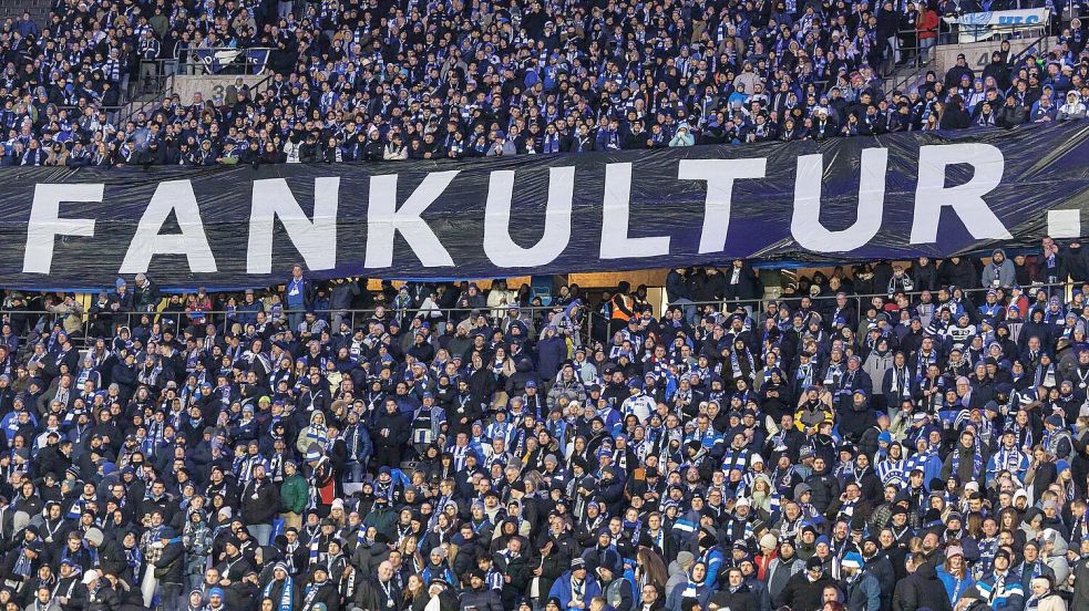 Fußball-Anhänger wie hier in Berlin fürchten um den Erhalt ihrer Fankultur. Foto: Andreas Gora