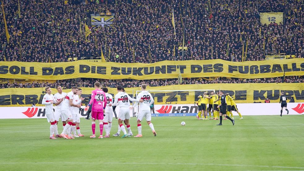 Auch in Dortmund protestierten die Fans: „Soll das die Zukunft des Fußballs sein?“ stand auf einem Banner. Foto: Bernd Thissen