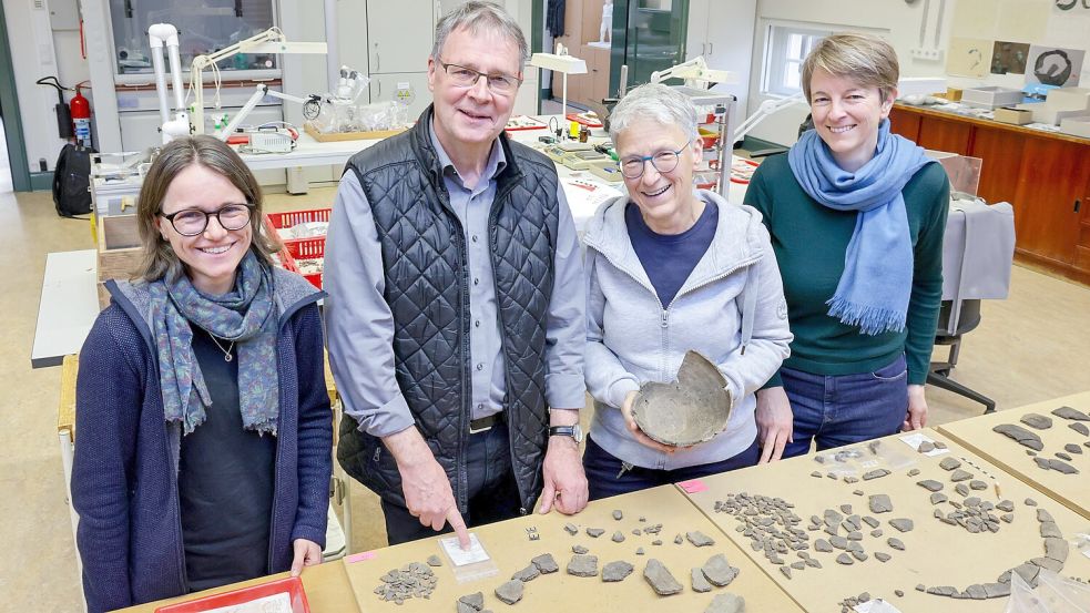 Betreuen ein Gebiet von 2241 Quadratkilometern: Judith Franzen, Axel Friederichs, Ulrike Haag und Sara Snowadsky, die Mitarbeiter der Stadt- und Kreisarchäologie. Foto: Jörn Martens
