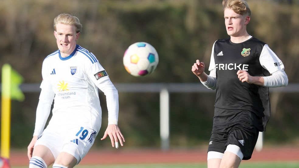 Theo Schröder (links) erzielte einen Doppelpack und war einer von sechs Spielern, die zur Pause ausgewechselt wurden. Foto: Jens Doden/ Emden