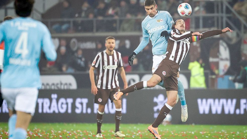 Zurück in der Startelf: St. Paulis Kapitän Jackson Irvine (r). Foto: Christian Charisius