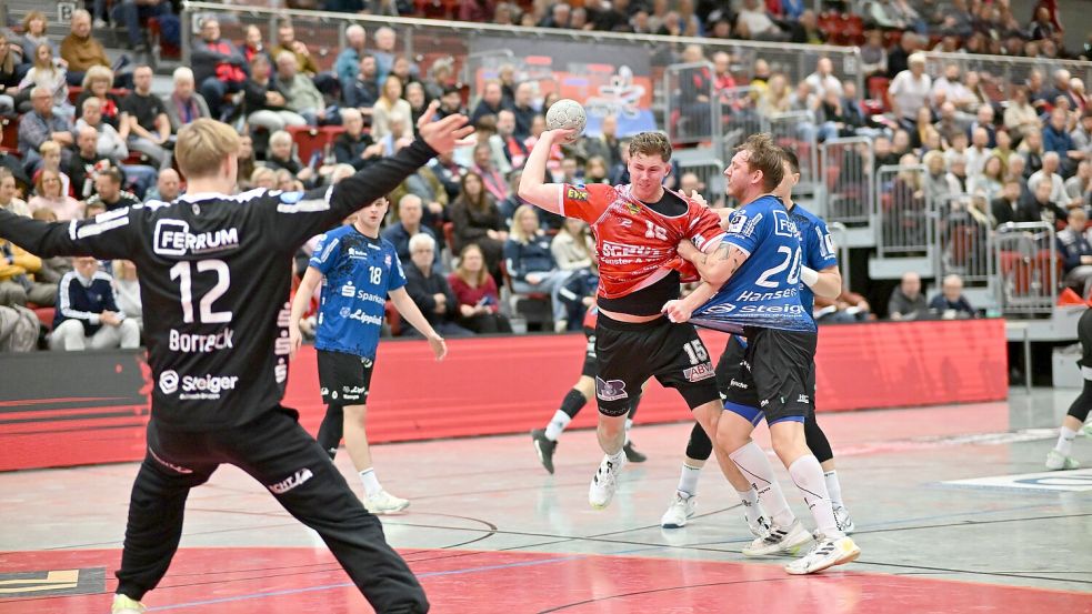 Torben Hübke (am Ball) traf dreimal für den OHV. Foto: Jens Doden/ Blomberg