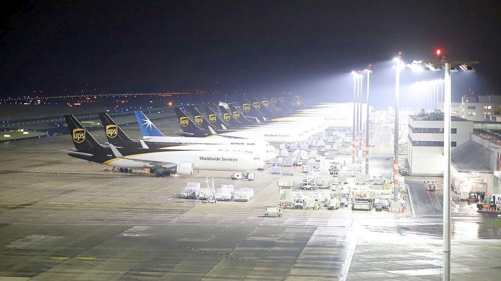 Wegen Blitzeis wurde der Flugbetrieb am Flughafen Köln/Bonn am Nachmittag für 45 Minuten unterbrochen. Foto: Sascha Thelen