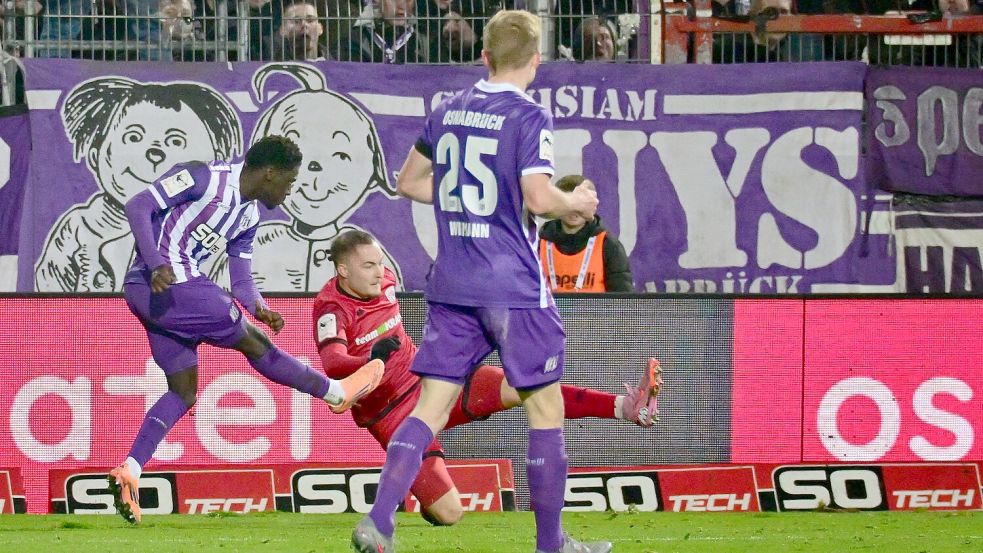 Der erlösende Moment: Ismail Badjie (li.) trifft zum späten 1:0 des VfL Osnabrück gegen den FC Ingolstadt. Foto: Helmut Kemme