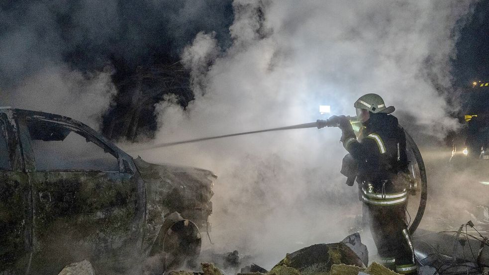 Nach neuen russischen Angriffen beklagte die Ukraine erneut zivile Opfer. Foto: Andrii Marienko/AP/dpa