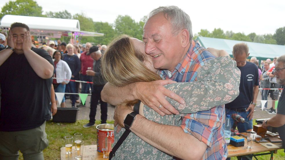 Klaus de Boer schoss sich im Juli beim Königsschießen in Idafehn auf den Thron und nahm anschließend viele Gratulationen entgegen. Foto: Holger Weers