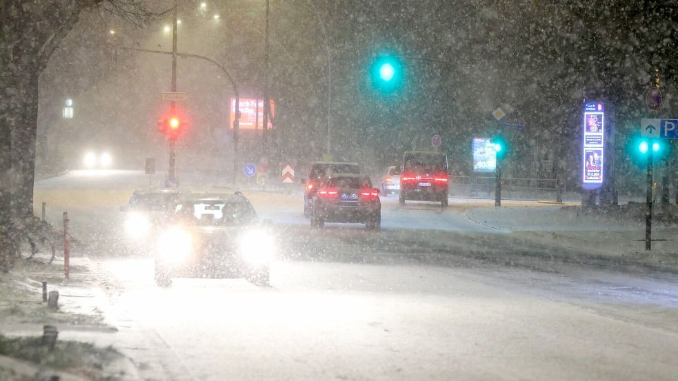 Vielerorts gab es in der Nacht den ersten Schneefall und der sorgte direkt für glatte Straßen. Foto: Bodo Marks