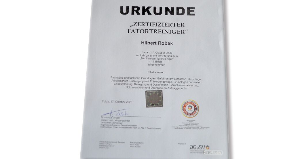 Im Oktober 2025 hat Hilbert Robak aus Ostrhauderfehn am Deutschen Sachkunde Zentrum in Fulda erfolgreich den Lehrgang und die Prüfung zum Zertifizierten Tatortreiniger absolviert. Foto: Astrid Fertig