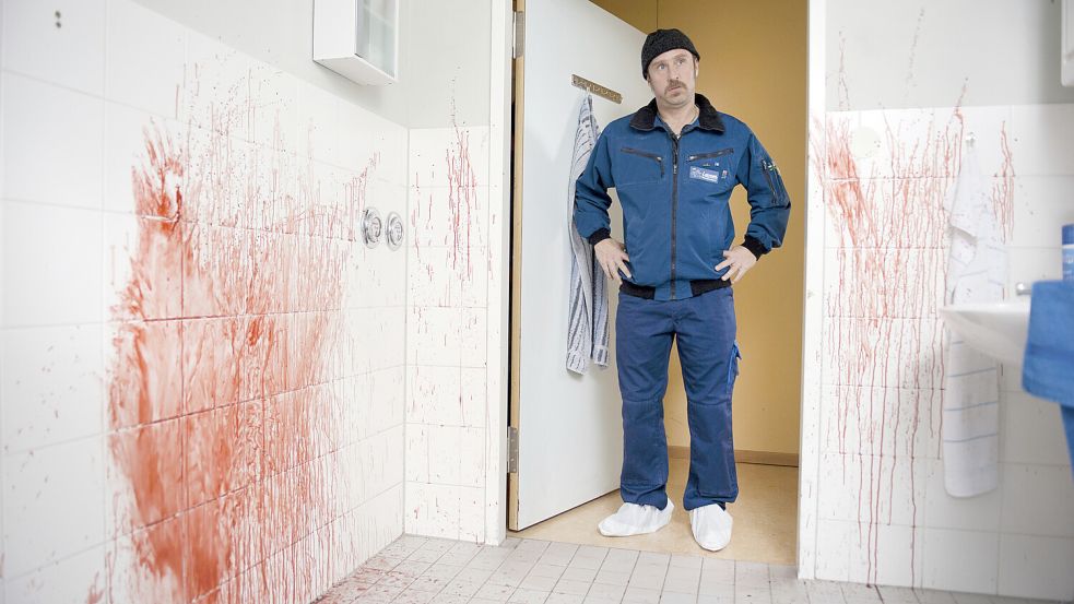 Schauspieler Bjarne Mädel in seiner Rolle als Heiko «Schotty» Schotte in einer Szene der ARD-Reihe „Der Tatortreiniger“. Offensichtlich ist hier Schlimmes geschehen. Doch auch der Tatortreiniger Hilbert Robak aus Ostrhauderfehn hat beruflich bereits einen Schauplatz erlebt, an dem das Blut die Wände hochgespritzt war. Foto: NDR / Thorsten Jander