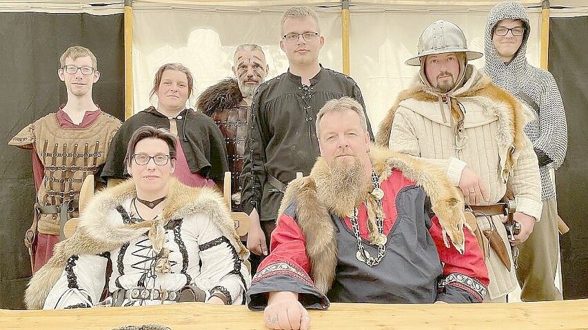 Hilbert Robak mit seiner Frau Hiltrud (vorne) und weiteren Mitgliedern seiner Mittelaltergruppe, dem Clan of Kerry. Foto: privat