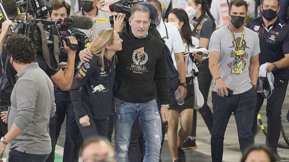 Beim ersten Titel von Max Verstappen zählte Vater Jos zu den ersten Gratulanten. Foto: Hasan Bratic
