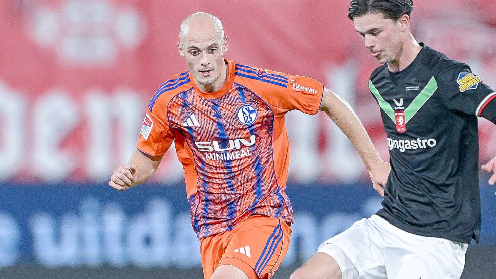 Tim Dietrich (links) hat sich mit starken Leistung in der Reserve des FC Schalke 04 in den Fokus der ersten Mannschaft gespielt. Foto: Imago