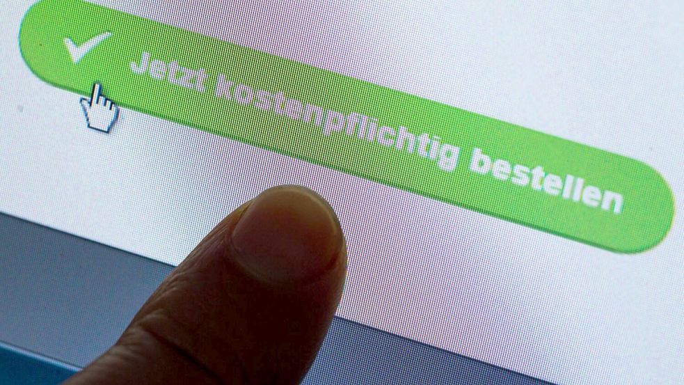 Das Vergleichsportal Verivox warnt, dass Raten bei Internet-Käufen einen schnell in eine Schuldenspirale führen können. Foto: Jens Büttner/dpa