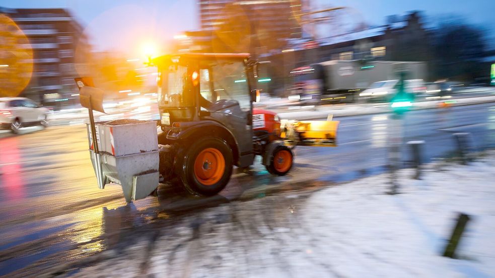 Einsatz für den Winterdienst auf Hamburgs Straßen. Foto: Christian Charisius