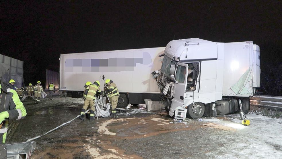 Der schwerwiegendste Glätteunfall ereignete sich am Sonntagabend auf der A1 in Bremen. Ein Sattelzug geriet ins Schleudern und blockierte alle Fahrspuren in Richtung Hamburg. Foto: Nonstopnews