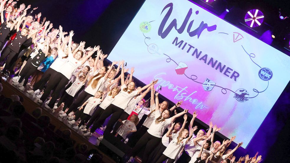 Zum Showbeginn zeigten die 170 Turnerinnen und Turnier dem Publikum etwas Einstudiertes. Fotos: Jens Doden, Emden