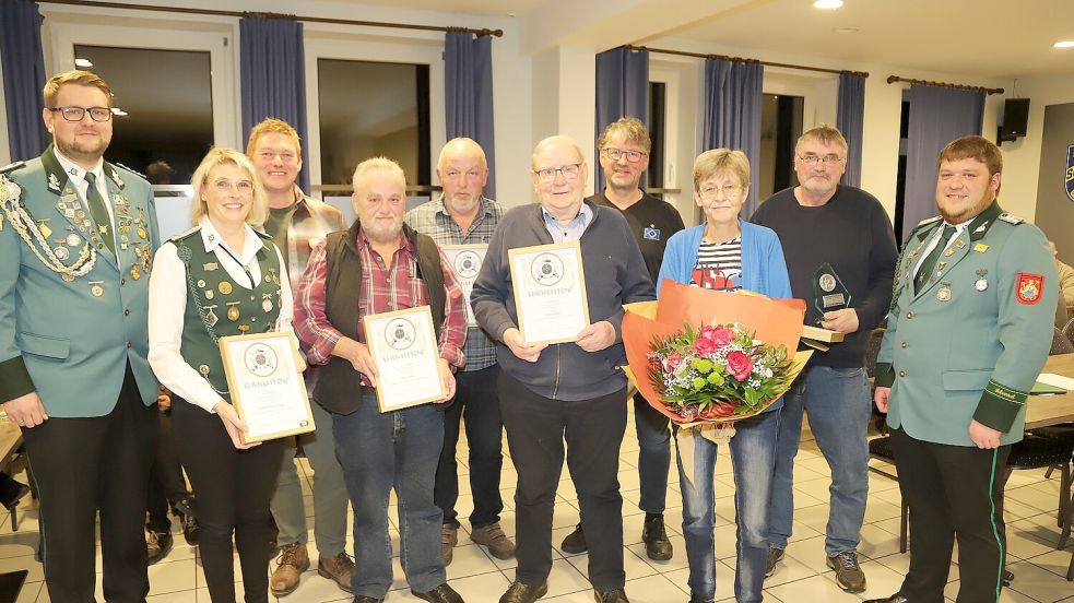 Für ihre langjährige Mitgliedschaft wurden mehrere Mitglieder des Schützenvereins Hubertus Scharrel geehrt (von links): Sascha Bruns, Marianne Wahl, Günter Thoben, Hans Hilwers, Antonius Kanne, Hans Steenken, Günter Teipen, Birgitt Tellmann, Wilhelm Tellmann, Tobias Kanne. Foto: Hans Passmann