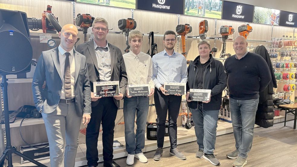 Der Gewerbeverein ehrte die Azubis des Jahres 2025 (von links) Vorsitzender Thies Kruse, die ehemaligen „Azubis“ Jelte Grünefeld, Tobias Bohlmann, Daniel Popp, Tanja Fennen sowie der 2. Vorsitzende Karsten Berg. Foto: Horst Kruse