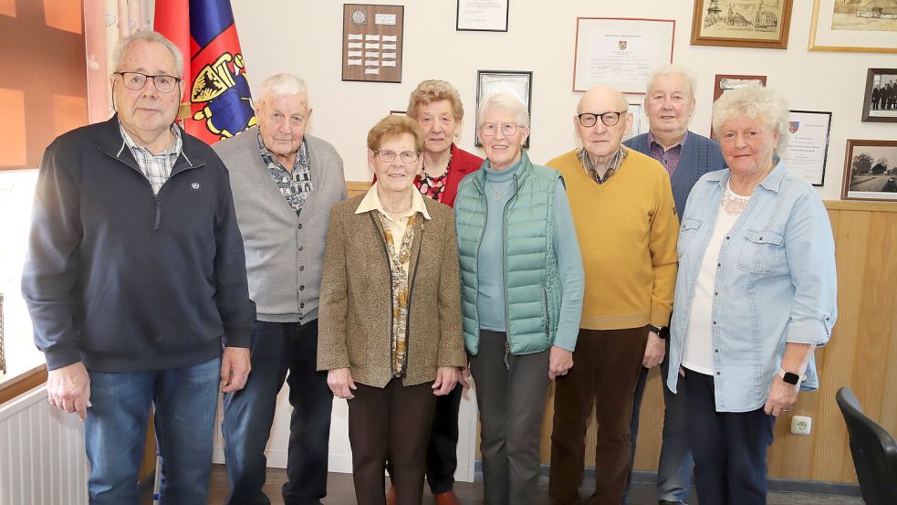 Vor 70 Jahren wurden sie aus der Volksschule Strücklingen entlassen (von links): Willi Kramer, Hermann Erbo, Monika Schulte, Annemarie Schulte, Leni Schulte, Heinz Volkmer, Hans Specken, Margot Tameling. Foto: Hans Passmann