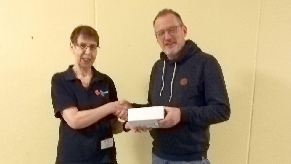 Ludger Böning wurde beim Blutspendetermin von Bernhild Kerkhoff in Rhauderfehn für seine 150. Spende geehrt. Foto: Hermann Schmidt