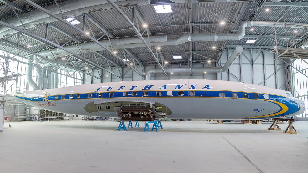 Die Lufthansa wird die FMO-Verbindung nach München auch 2026 fortführen, was der Flughafen als wichtiges Signal für die Erreichbarkeit der Region wertet. Das Bild zeigt die historische Lufthansa-Maschine „Lockheed Super Star“, die in Greven lackiert wurde. Bei den Flügen vom FMO nach München kommen 2026 weiterhin die üblichen Airbus-Maschinen zum Einsatz. Foto: André Havergo