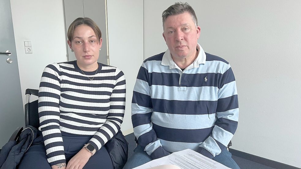 Saskia Brink aus Papenburg benötigt dringend ein bestimmtes Medikament. Sie schildert gemeinsam mit ihrem Hausarzt Dr. Carsten Brinkmann aus Rhauderfehn ihre schwierige Situation. Fotos: Susanne Risius-Hartwig