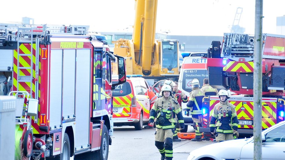 Einsatzkräfte rückten am Montag zu einem Einsatz in Leer aus. Foto: Bodo Wolters