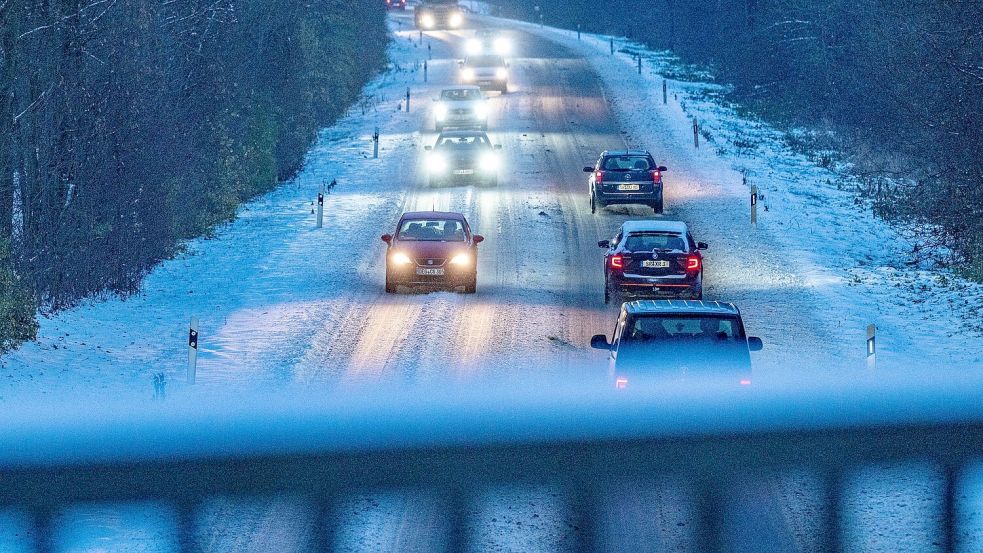 Besonders im Süden und im Osten müssen sich Autofahrer am Dienstag auf glatte Straßen einstellen. Foto: Armin Weigel