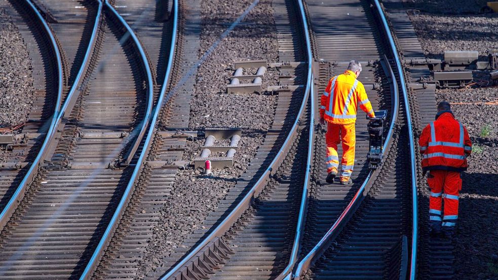Die Bundesregierung will Milliarden in Straßen, Schienen und Verteidigung investieren. (Symbolbild) Foto: Jens Büttner