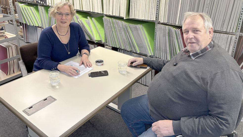 Bei ihm geht‘s immer um die Wurst: Seit mehr als vier Jahrzehnten betreibt Peter Krallmann eine Bratwurstbude. Auch auf dem Leeraner Weihnachtsmarkt, der am 24. November begonnen hat, steht Krallmanns Imbiss. Foto: Horst Kruse