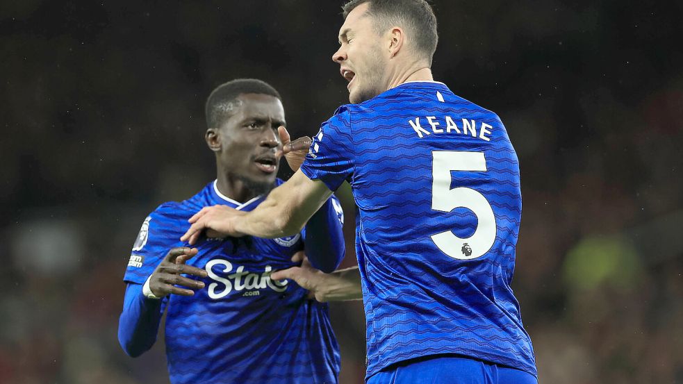 Eine Tätlichkeit gegen den eigenen Mitspieler sieht man im Fußball nicht allzu oft. In der Premier League kam es jetzt jedoch genau zu so seiner Szene. Foto: IMAGO/Conor Molloy