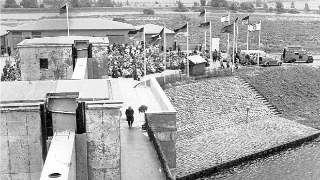 Das Foto zeigt das Ledasperrwerk bei der Eröffnung 1954, was großen Einfluss auf das Leda-Jümme-Gebiet hatte. Foto: Archiv Fehn- und Schiffahrtsmuseums