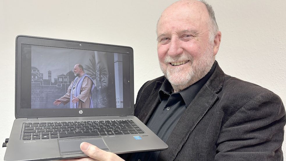 Der Ostrhauderfehner Thomas Bayer arbeitet seit mehr als 50 Jahren als Regisseur, Schauspieler und Sänger. Auf seinem Laptop zeigt er eine Szene aus dem Stück „Nathan der Weise“, in dem er den Nathan spielte.