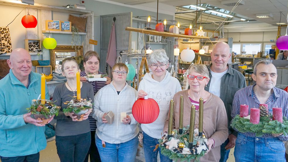 Beschäftigte der Sozialen Arbeitsstätte Altenoythe präsentieren stolz ihre handgefertigten Adventskränze und Dekorationen – sie freuen sich auf viele Besucher beim Weihnachtsbasar am 1. Advent. Foto: Sarah Pille/Caritas-Verein Altenoythe