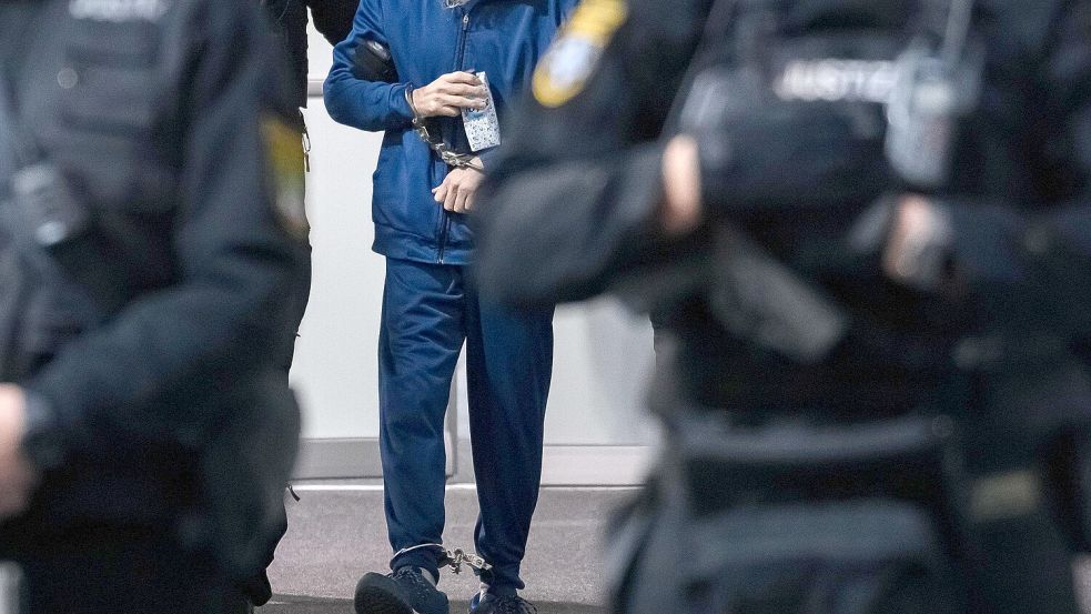 Im Prozess um die Todesfahrt auf dem Magdeburger Weihnachtsmarkt ist der Angeklagte von Spezialkräften der Justiz überwältigt und aus dem Verhandlungssaal gebracht worden. Foto: dpa/Klaus-Dietmar Gabbert