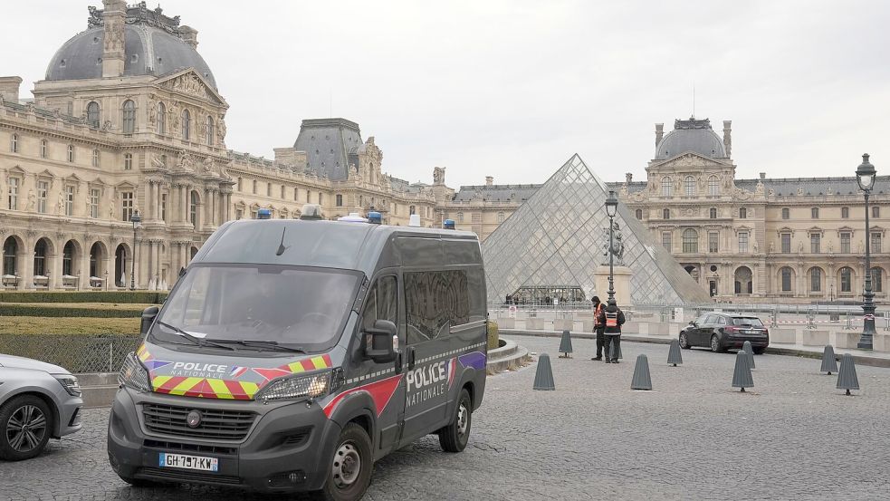 Die Polizei meldet nach dem Raubüberfall auf den Louvre einen Fahndungserfolg. (Archivbild) Foto: Thibault Camus/AP/dpa