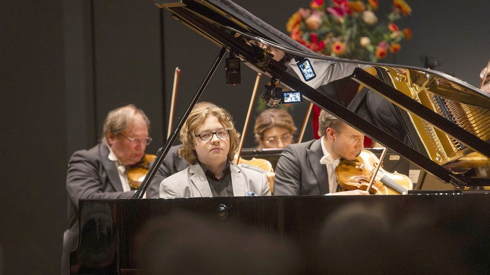 Der 16-jährige Philip Amadeus Hahn spielt den Solopart im Klavierkonzert des 17-jährigen Wolfgang Amadeus Mozart. Foto: Swaantje Hehmann