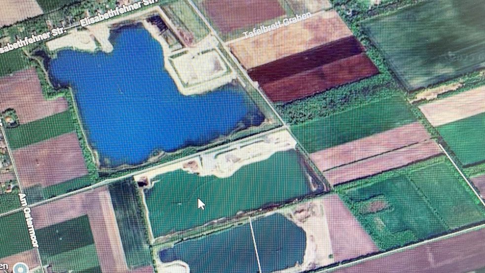 So sieht auf dem Bildschirm bei Google Maps, ein kostenloser Online-Kartendienst von Google, ein Blick von oben auf die Sandentnahme-Flächen in Ramsloh aus. Die drei Wasserflächen sollen irgendwann zusammengeführt werden und einen großen See bilden. Foto: Horst Kruse