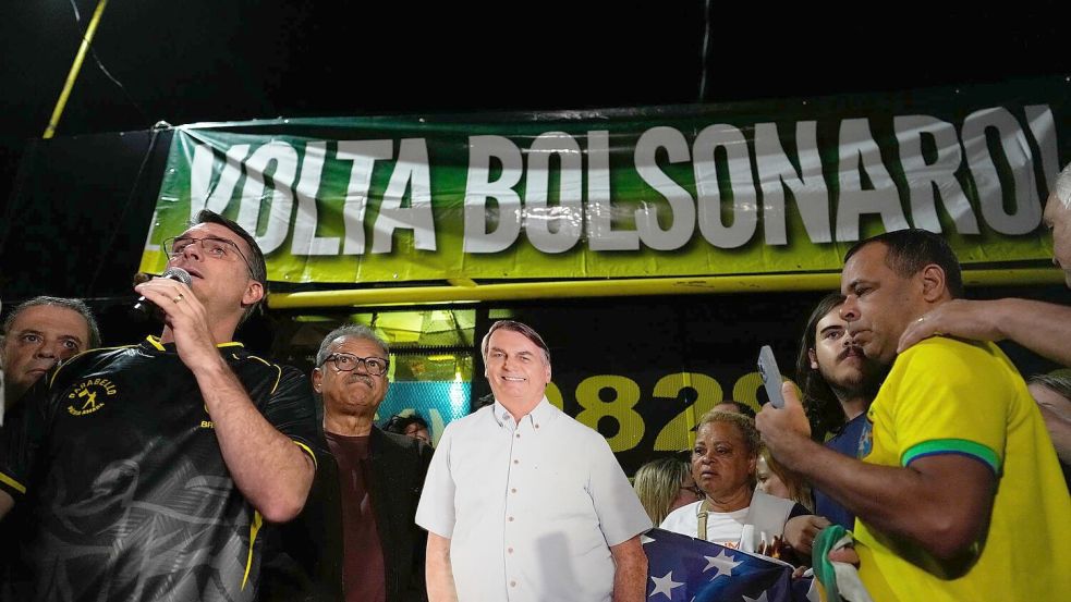Trotz der Verurteilung hat Bolsonaro in dem südamerikanischen Land noch immer viele Unterstützer. Foto: Eraldo Peres/AP/dpa