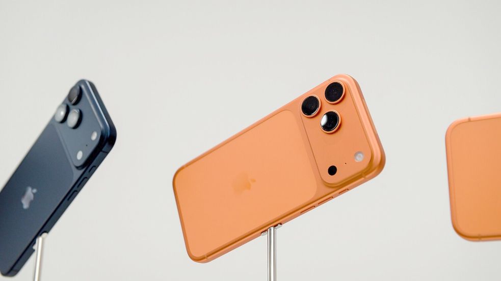 Die iPhone-17-Modellreihe hilft Apple Marktforschern zufolge, zum Smartphone-Spitzenreiter zu werden. (Archivbild) Foto: Andrej Sokolow/dpa/dpa-tmn