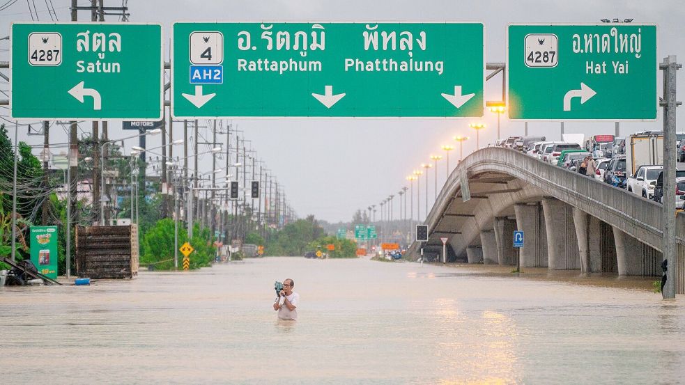 Straßen in Südthailand stehen teils meterhoch unter Wasser Foto: -/XinHua/dpa