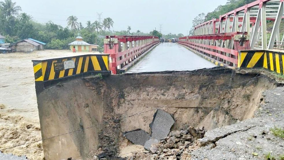 Auf Sumatra wurden Brücken durch die Wucht der Wassermassen schwer beschädigt. Foto: --/North Tapanuli disaster manag